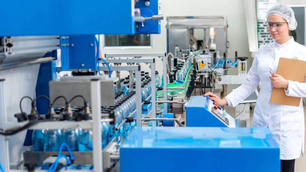 Proceso de embalaje con película retráctil en línea de producción utilizando equipos de aire caliente Leister