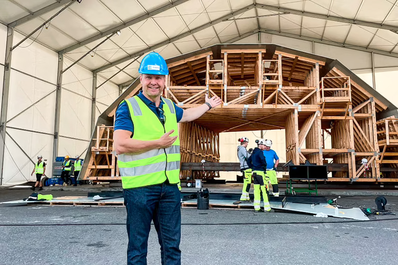 Ingeniero de Bluegreen presentando la estructura principal del Marine Donut en Noruega, un innovador criadero cerrado construido con soldadura de plásticos Leister