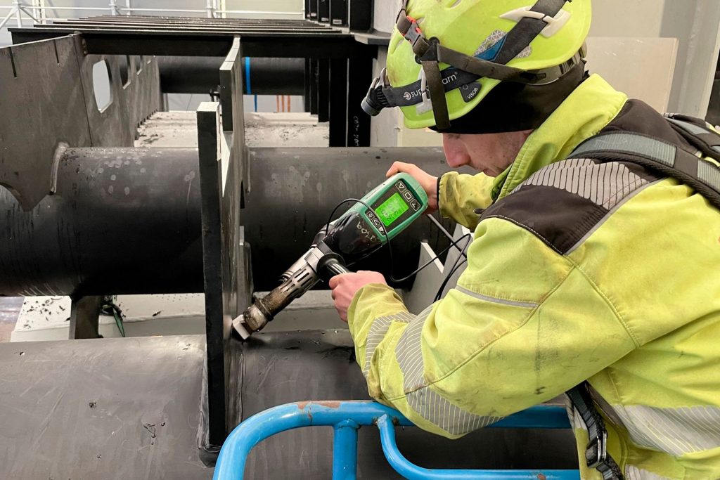 Técnico soldando componentes de PEAD del Marine Donut con una extrusora Leister WELDPLAST, asegurando uniones resistentes y precisas