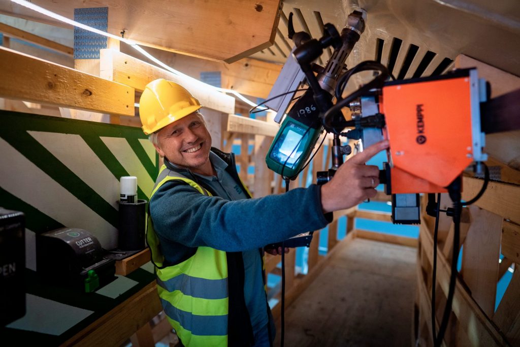 Ingeniero operando una extrusora automática Leister dentro del Marine Donut, realizando soldaduras de precisión en la estructura de PEAD