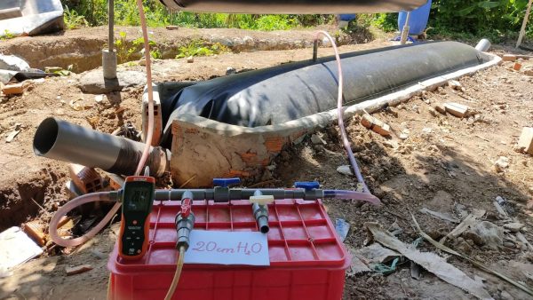 Fermentador de biogás en funcionamiento en una granja rural del Delta del Mekong, Vietnam