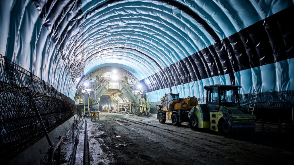 Instalación de geomembranas soldadas con equipos Leister en túneles de minería, asegurando impermeabilidad y protección contra filtraciones