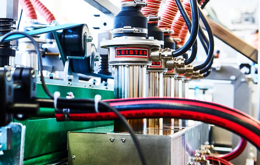 Sistema industrial de generadores de aire caliente Leister utilizados en procesos de esterilización y secado, garantizando control preciso de temperatura y eficiencia energética en líneas de producción