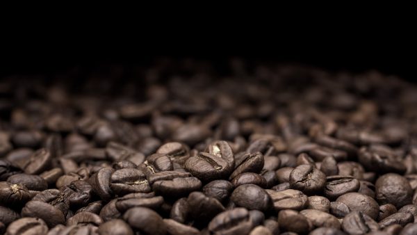 Granos de café tostados, ejemplo de aplicación de aire caliente en la industria alimenticia