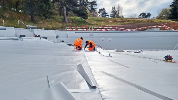 Técnicos de Leister utilizando pistolas de aire caliente TRIAC y equipos LABOR con MINOR para soldaduras manuales en la piscina