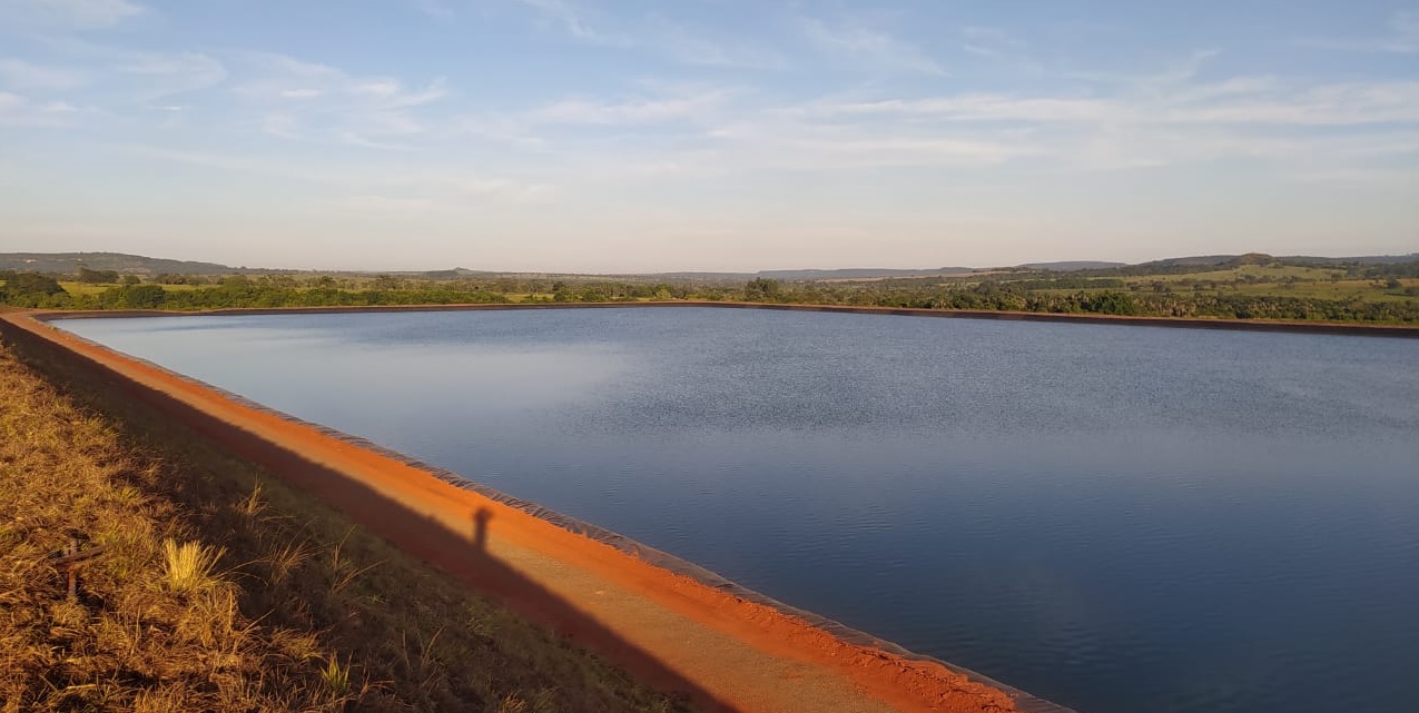 laguna impermeabilizada con geomembrana PEAD instalada por Bauru Geo utilizando equipos Leister, lista para almacenar agua de riego