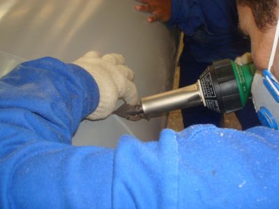 Soldador técnico utilizando soplador de aire caliente Leister TRIAC-ST para unir paneles plásticos