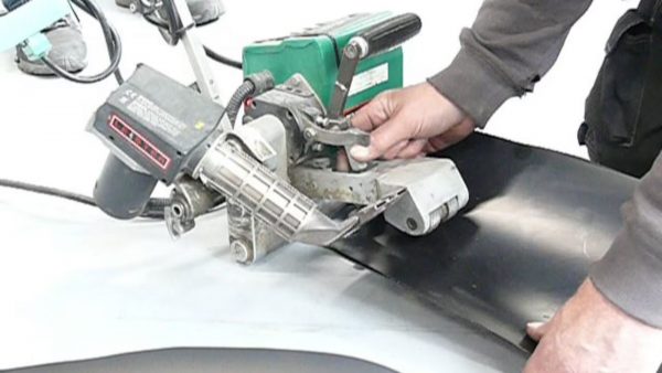 Máquina de soldadura automática TWINNY de Leister en uso para unir geomembranas de HDPE