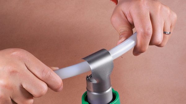 Calentamiento y moldeado de tubos plásticos con aire caliente usando herramientas Leister para lograr formas exactas y seguras