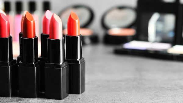 Envases de cosméticos plásticos producidos y sellados con aire caliente para garantizar higiene y estética