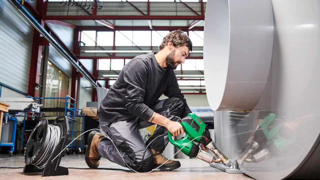 Soldadura de piezas plásticas con equipos Leister, ideal para procesos de fabricación y mantenimiento industrial