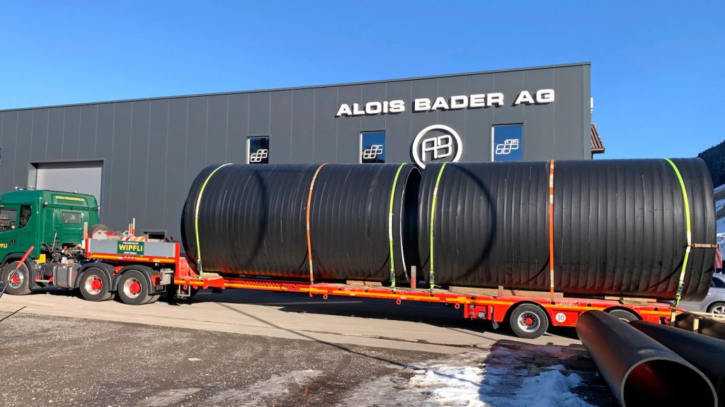 Reservorios plásticos soldados con extrusoras Leister listos para transporte frente a la planta de producción