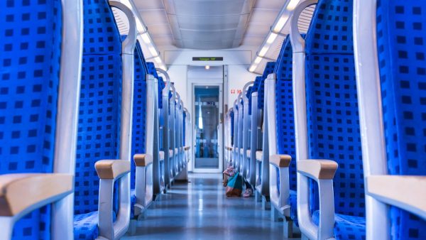 Leister ofrece soluciones para pisos vinílicos en trenes y autobuses, garantizando seguridad, resistencia al desgaste y fácil mantenimiento