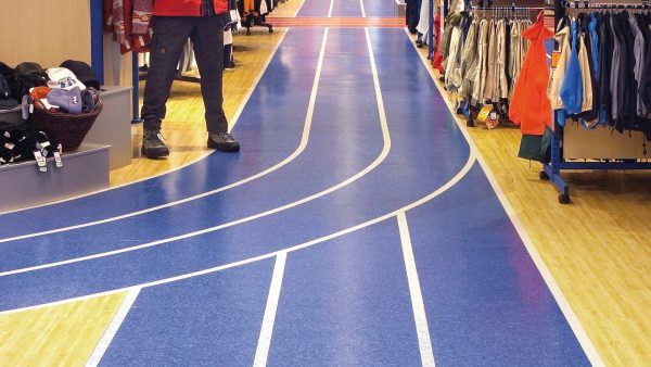 Leister facilita la instalación de revestimientos elásticos de linóleo y PVC en tiendas minoristas, combinando robustez, higiene y diseño atractivo