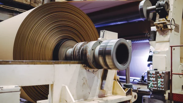 Proceso de secado de bobina de papel con aire caliente, acelerando la producción y evitando manchas de tinta