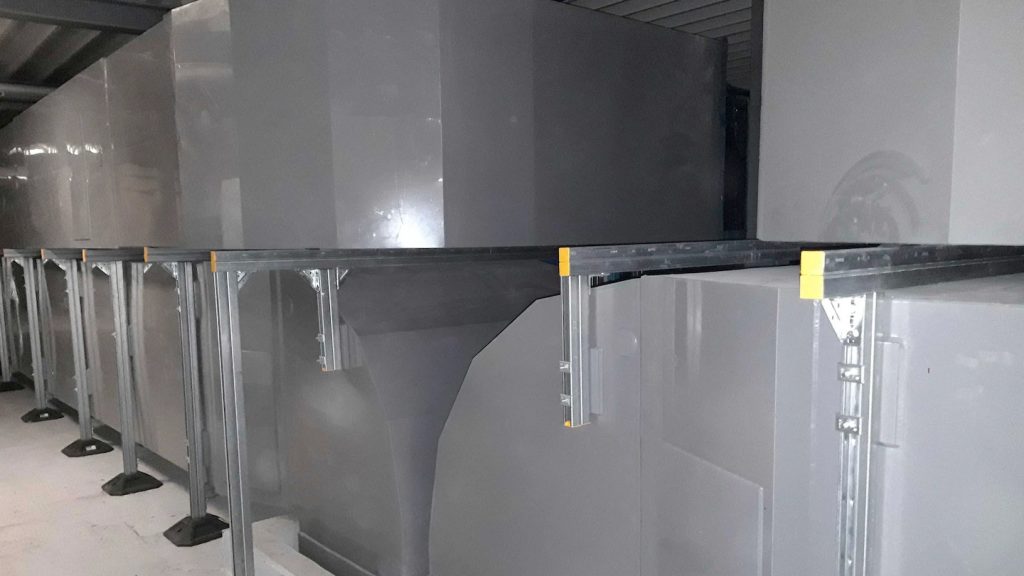 Conductos de ventilación fabricados en plástico resistente con soldadura Leister, adecuados para gases y ambientes corrosivos