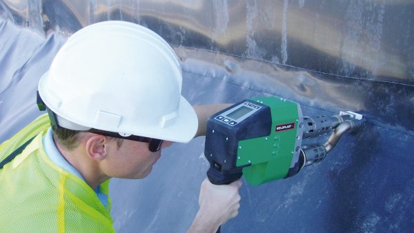 Soldadura precisa de geomembranas en obras de fundación con extrusora manual Leister, ideal para esquinas y refuerzos en trabajos de impermeabilización