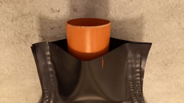 Detalle de la soldadura circular de geomembranas de HDPE para la entrada y salida del fermentador