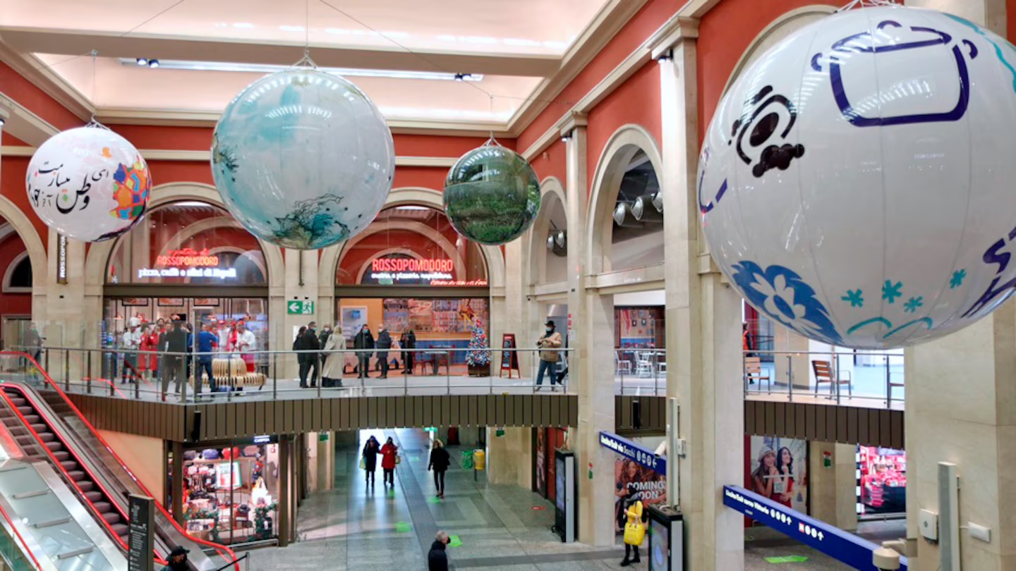 Processo de soldagem de lonas com a máquina Leister SEAMTEK W-2000 AT, ideal para grandes estruturas e infláveis