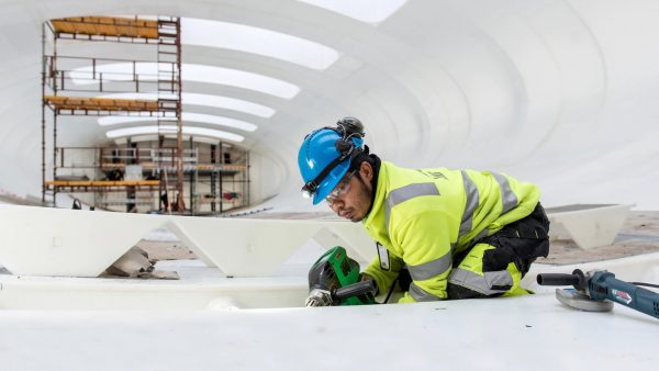 Operario utilizando una extrusora manual para soldar estructuras plásticas en la construcción de tanques y sistemas de piscicultura