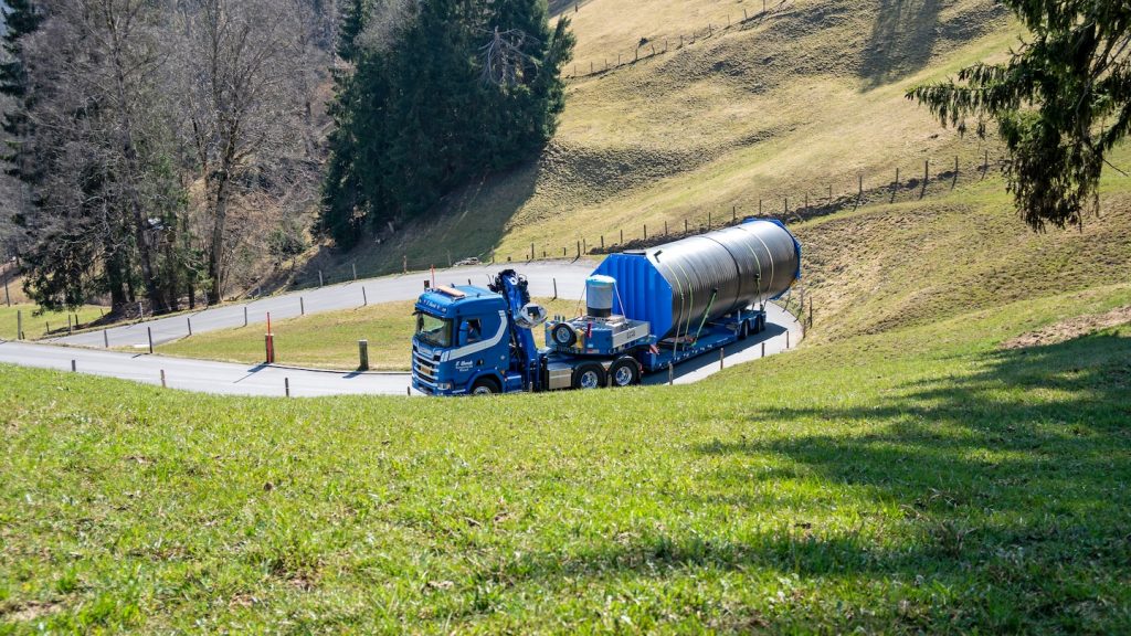 Transporte de un reservorio de agua potable soldado con tecnología Leister a su lugar de instalación