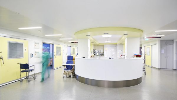 Pisos vinílicos instalados en hospitales y clínicas con tecnología Leister, cumpliendo normas de higiene estrictas y garantizando seguridad