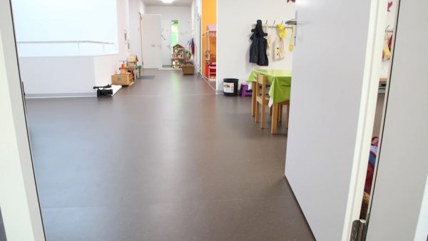 Instalación de pisos vinílicos en escuelas y guarderías con equipos Leister, proporcionando superficies resistentes, fáciles de limpiar y seguras