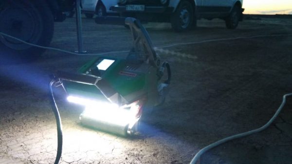 Máquina automática GEOSTAR de Leister equipada con luces LED para soldadura nocturna en geomembranas