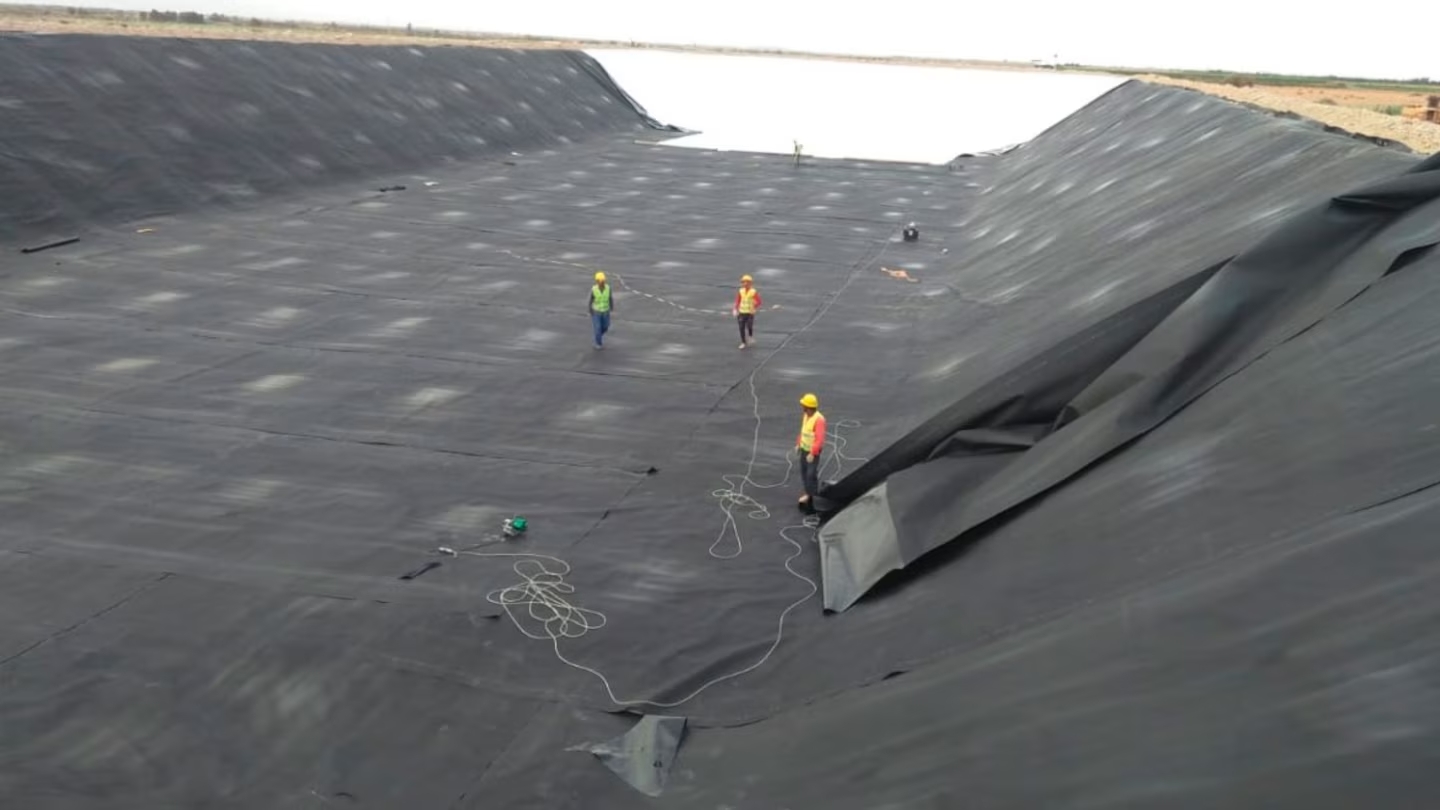 Gran balsa de agua impermeabilizada para riego agrícola en África del Norte, ejecutada con equipos Leister para proyectos geotécnicos de gran escala