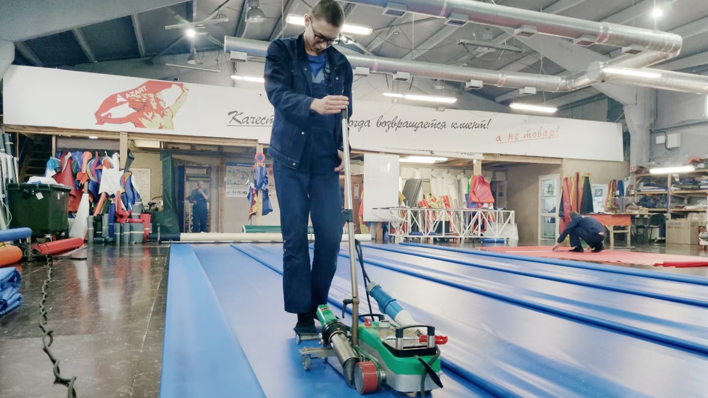 AZART utiliza la máquina automática Leister VARIANT T1 para soldar lonas de PVC en la fabricación de inflables industriales y estructuras de rescate