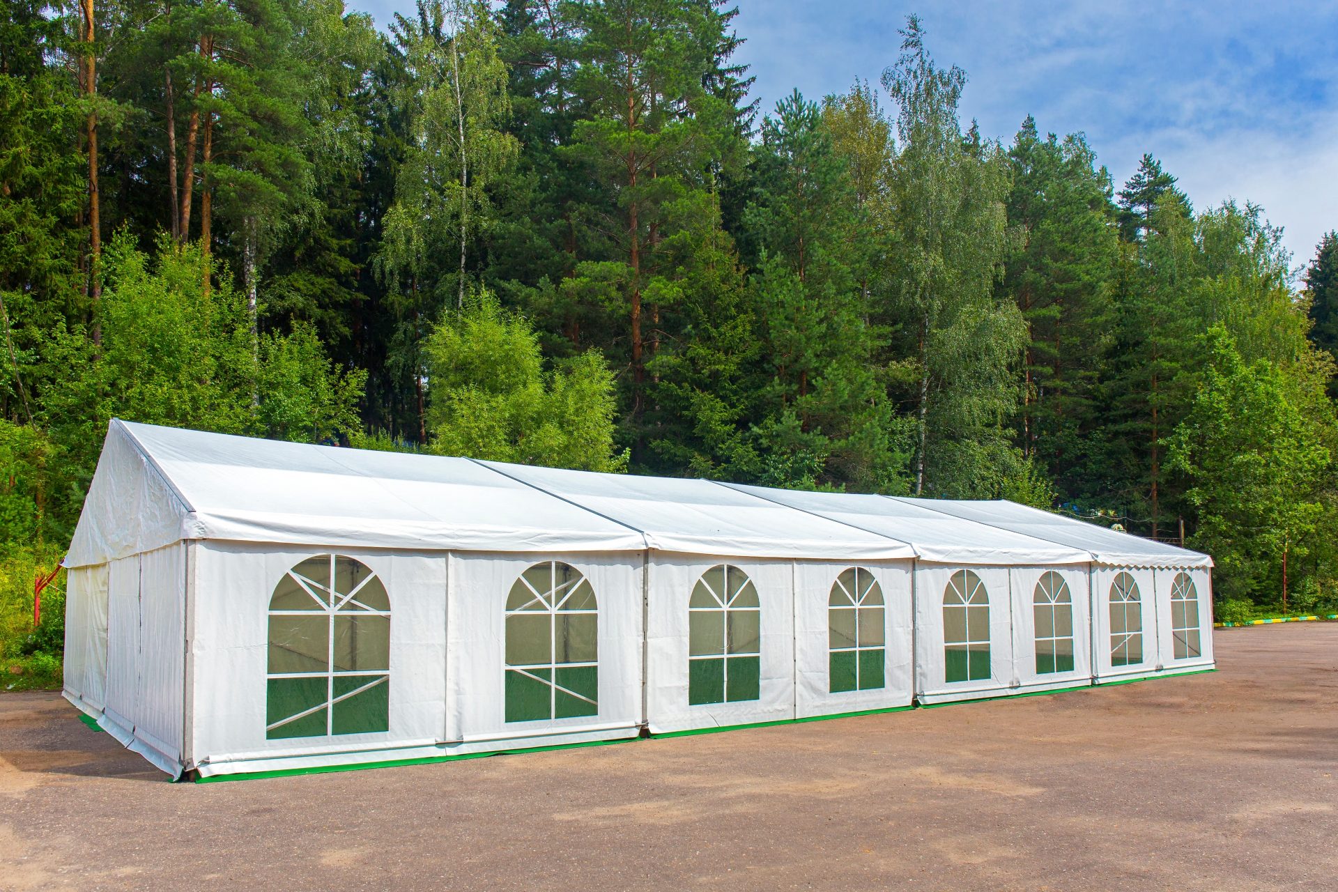 Carpa de PVC transparente soldada con tecnología Leister, garantizando uniones firmes y de alta calidad para estructuras de eventos al aire libre