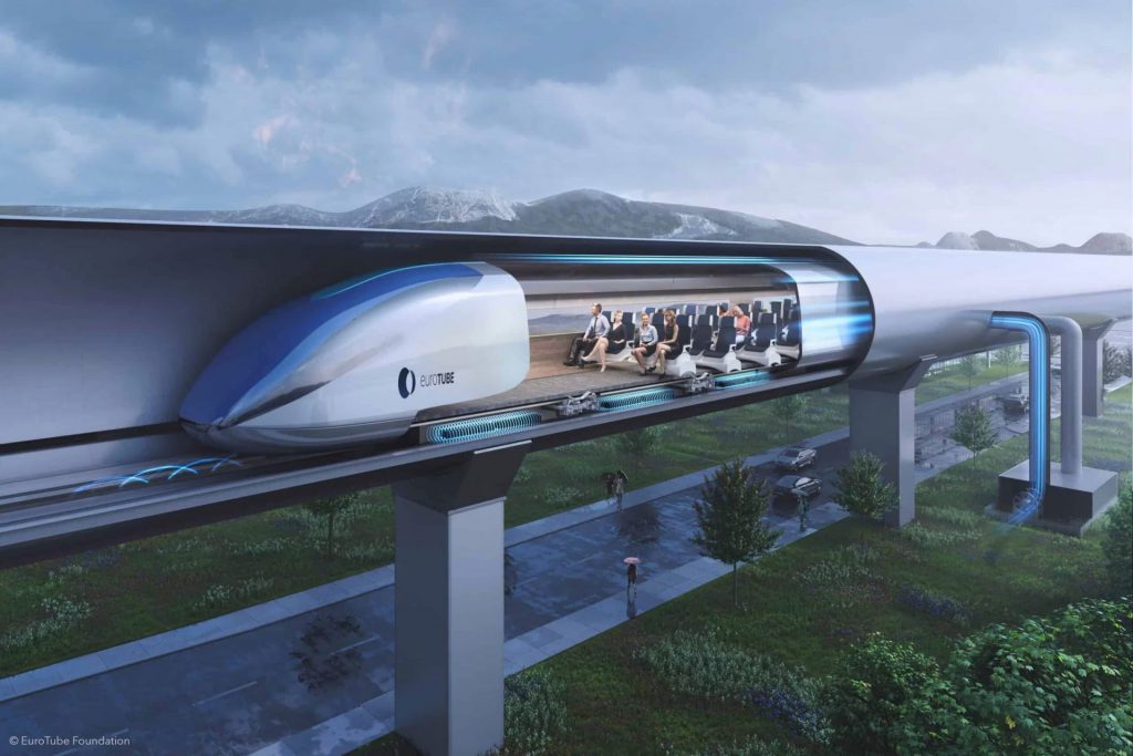 Representación del sistema Hyperloop de EuroTube desplazándose dentro de un tubo elevado sobre pilares, con vista del paisaje alrededor