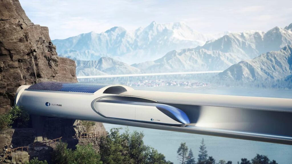 Concepto del transporte Hyperloop de EuroTube atravesando un túnel integrado en un acantilado con paneles solares sobre la estructura