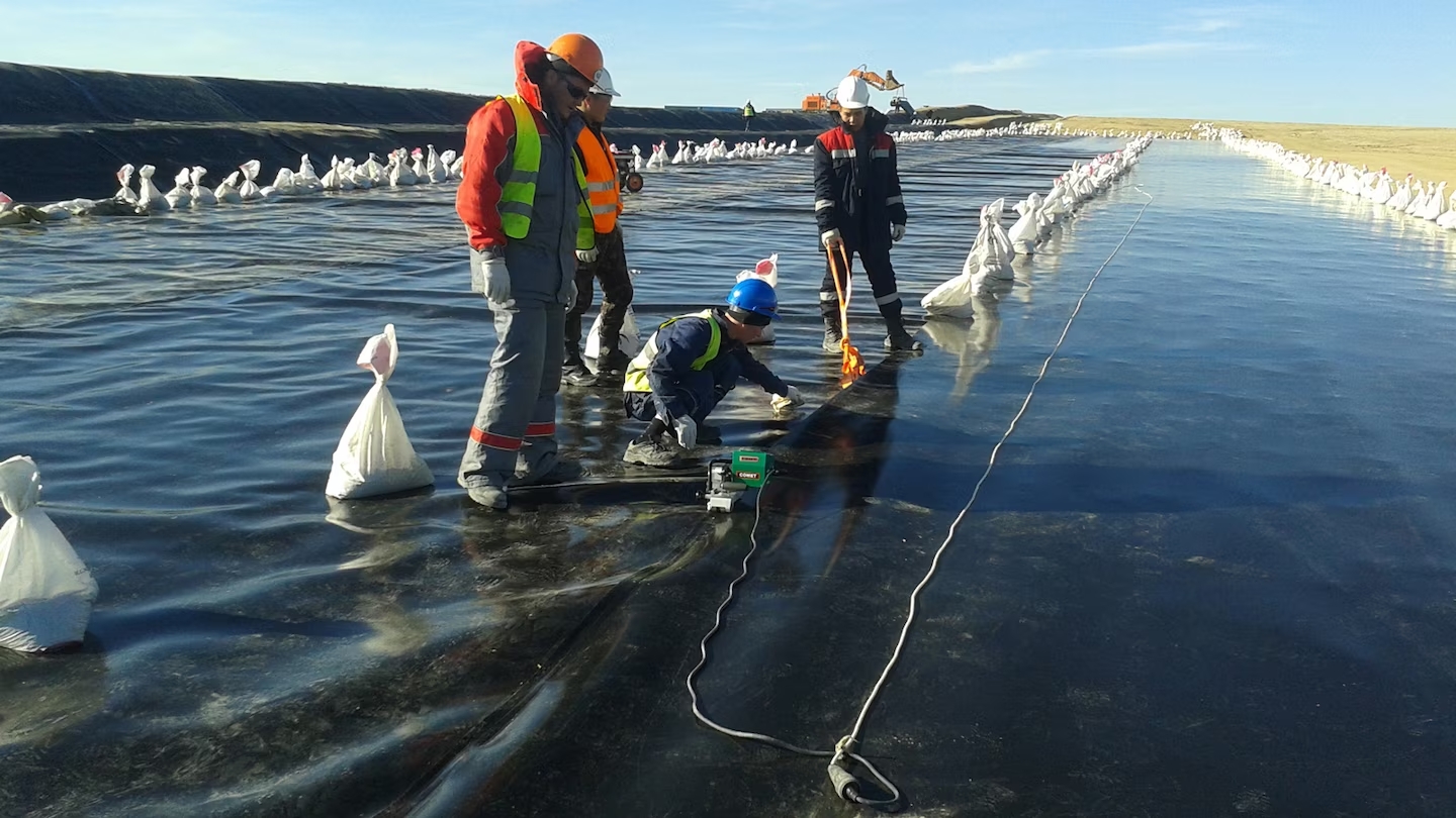 Instalación y soldadura de geomembranas con equipos Leister en grandes lagunas de relaves en Kazajistán