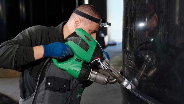 Técnico especializado soldando un tanque de PE con una extrusora Leister WELDPLAST S2 en la piscifactoría Basis 57, garantizando estanqueidad y durabilidad