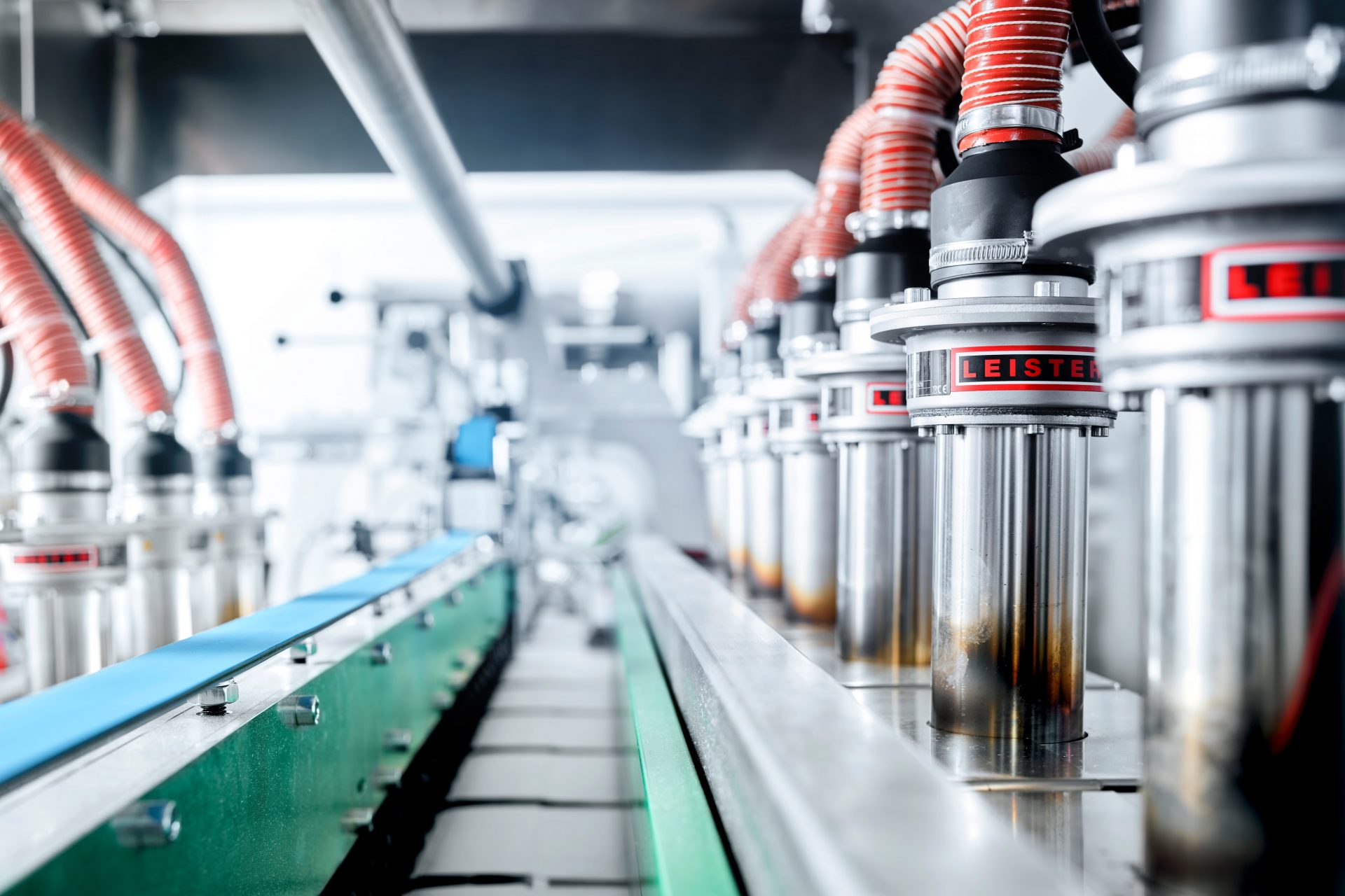 Sistema industrial con calentadores de aire Leister LHS operando en serie, mostrando la eficiencia y precisión del control térmico