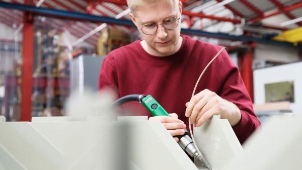 Operario soldando un tanque plástico con el soldador neumático Leister PENWELD S