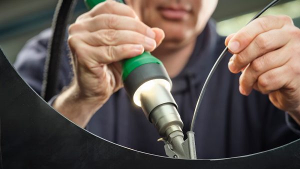 Detalle de la manguera de aire del Leister PENWELD con superficie antideslizante tipo “piel de serpiente”