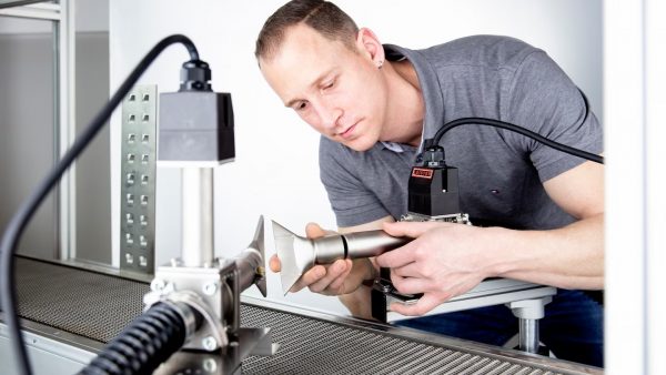 Calentador de aire Leister LHS 410 SF mostrando su mayor caudal de aire para procesos industriales que requieren alto rendimiento térmico