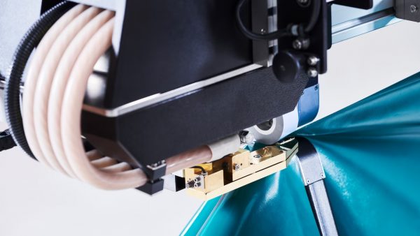 Leister SEAMTEK W-900 AT aplicando calor directo sobre la zona de soldadura, garantizando uniones limpias y resistentes