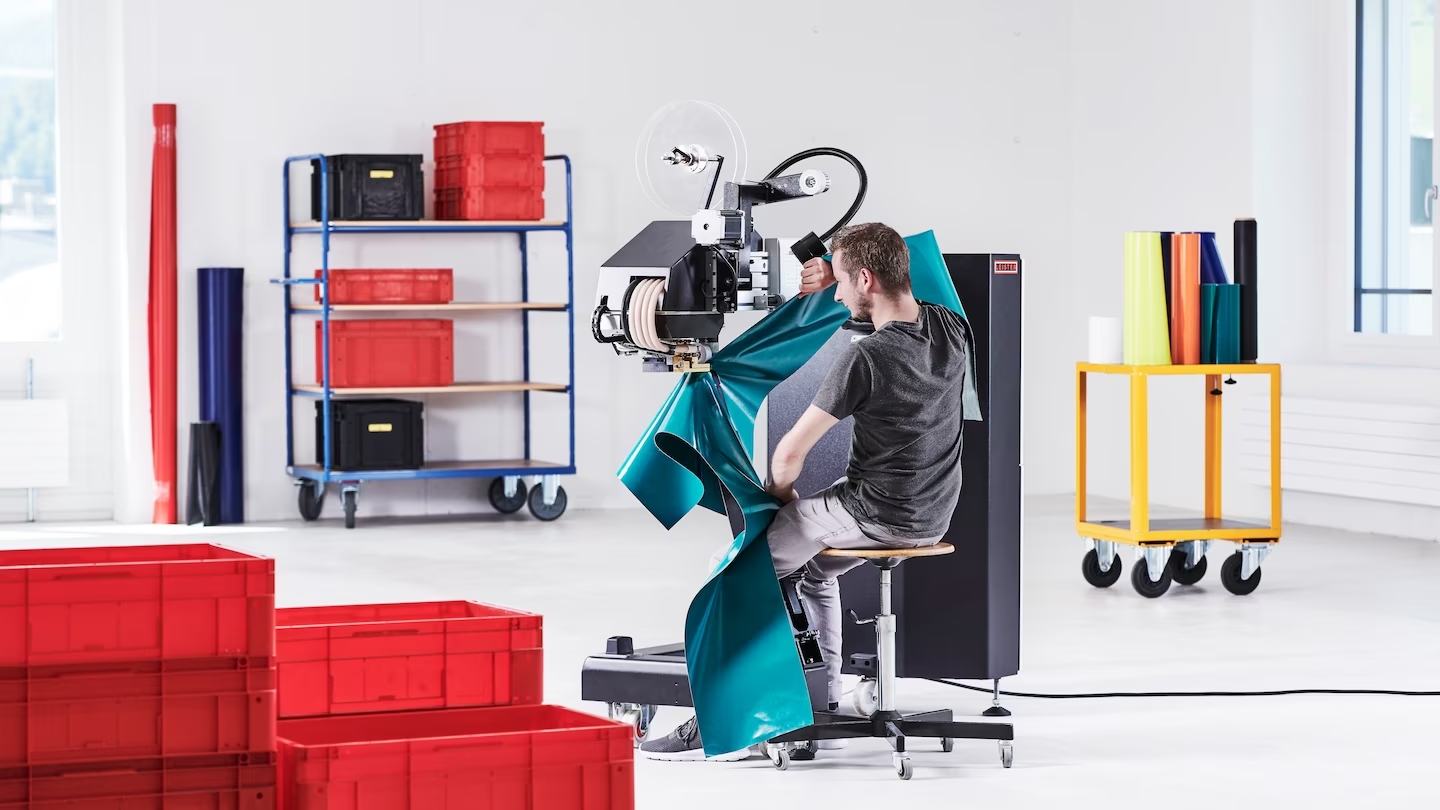 Técnico utilizando la máquina SEAMTEK W-900 AT de Leister para soldar tejidos técnicos con precisión y eficiencia energética