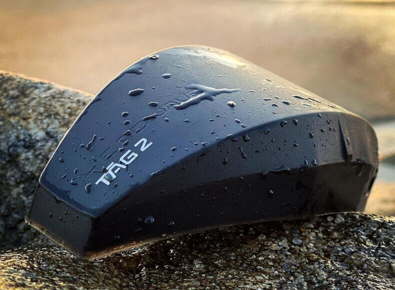 Headwave TĀG 2 resistente al agua con gotas sobre la superficie, gracias al sellado IP67 logrado con láser Leister