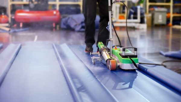 Soldadura de grandes superficies de lona PVC con la máquina automática Leister VARIANT T1 en la planta de AZART, optimizando precisión y productividad