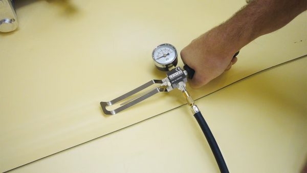 Prueba de hermeticidad post-soldadura con aguja de prueba Leister para validar juntas en geomembranas y otros termoplásticos