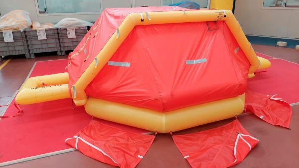 Bote salvavidas inflable de alta resistencia producido por Aero Sekur, fabricado con tejidos técnicos soldados con tecnología Leister para asegurar estanqueidad y durabilidad