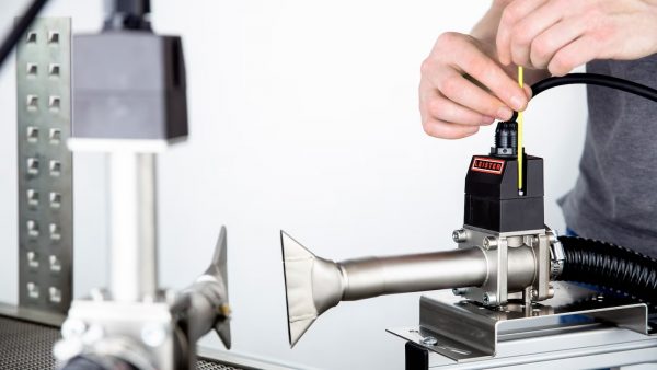 Calentador de aire Leister LHS montado en sistema industrial demostrando su diseño compacto y eficiencia térmica para aplicaciones continuas