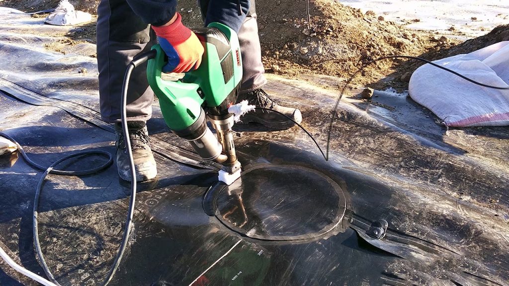 Soldadura de detalles en geomembranas con extrusora manual WELDPLAST S2 de Leister