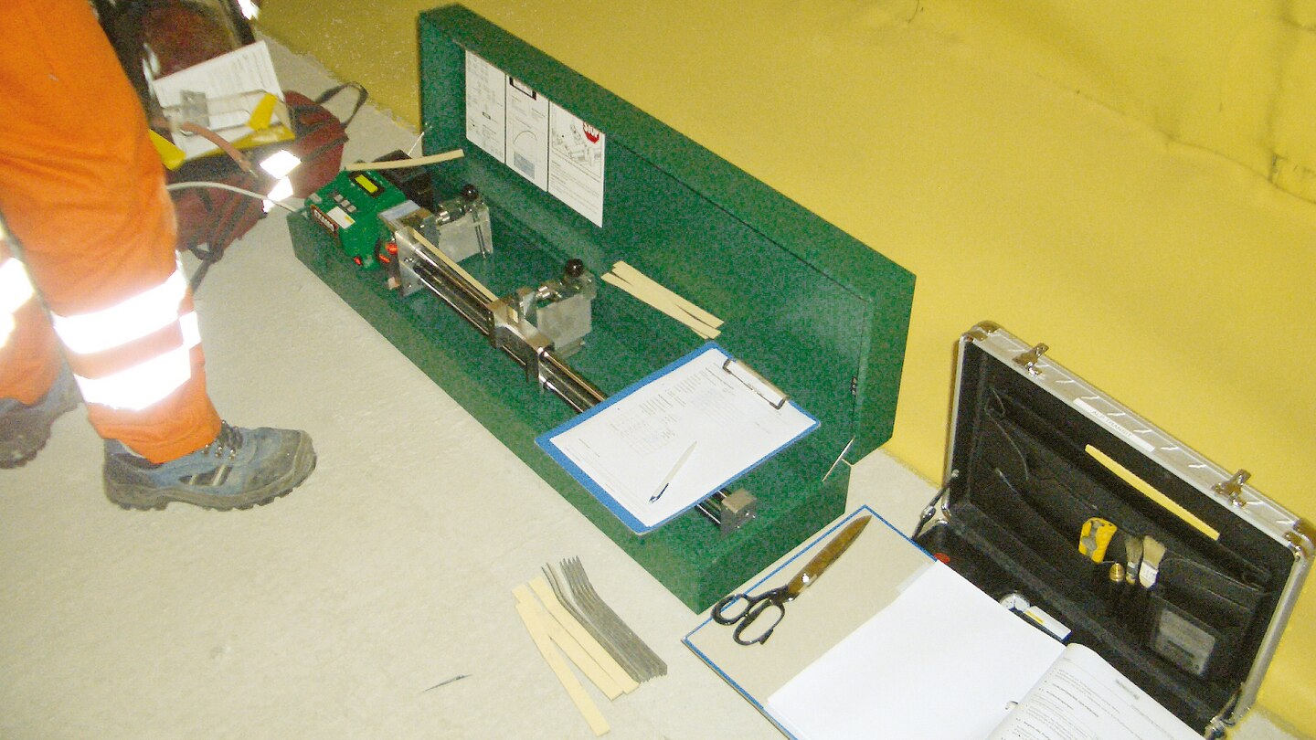 Kit de inspección post-soldadura Leister en obra, con instrumentos de medición para detectar fugas y certificar la estanqueidad de las uniones