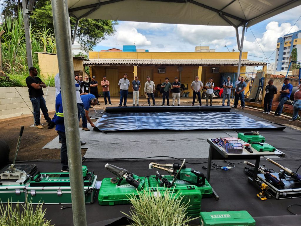 Demostración práctica de instalación de geomembranas durante curso técnico en Brasil con equipos Leister y Weldy