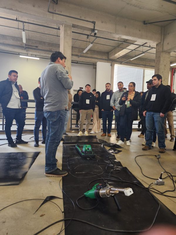 Demostración práctica del Curso Brasileño 2024 de Instalación de Geomembranas, con soldadura y ajuste de equipos Leister aportados por ABC Tecnologias